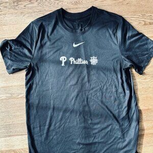 EUC Black Nike Phillies T-Shirt - Large